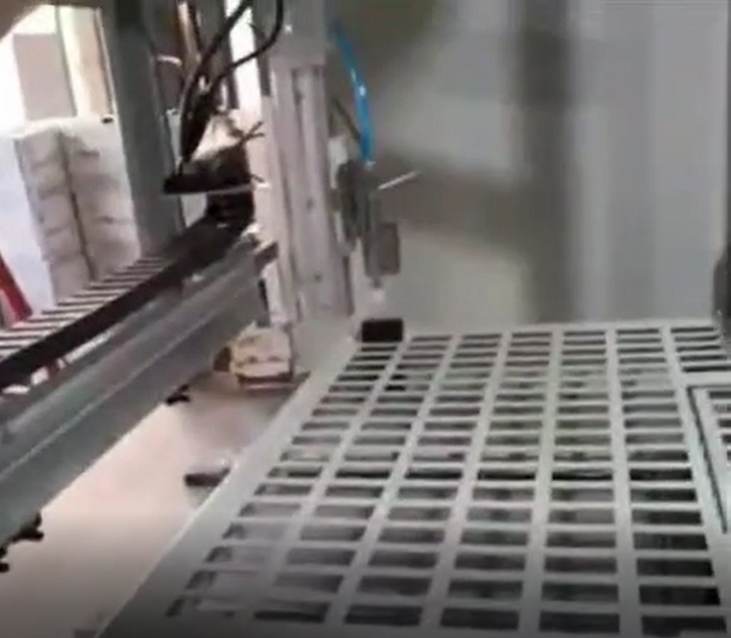 真实项目运行视频截帧,展示钥匙柜内部直角坐标机构和密集仓位局部